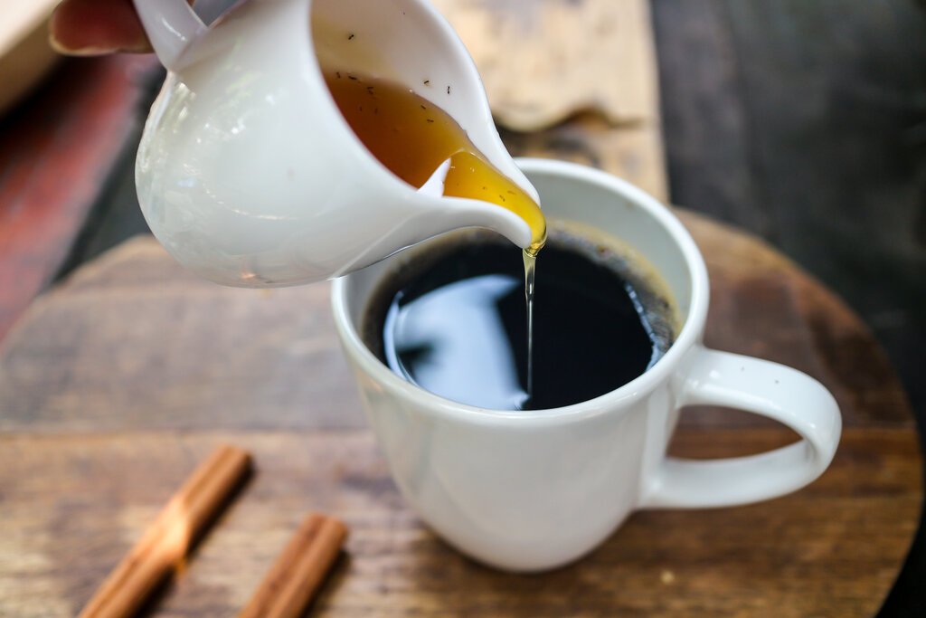 Honey in Coffee: Health Benefits + Recipe